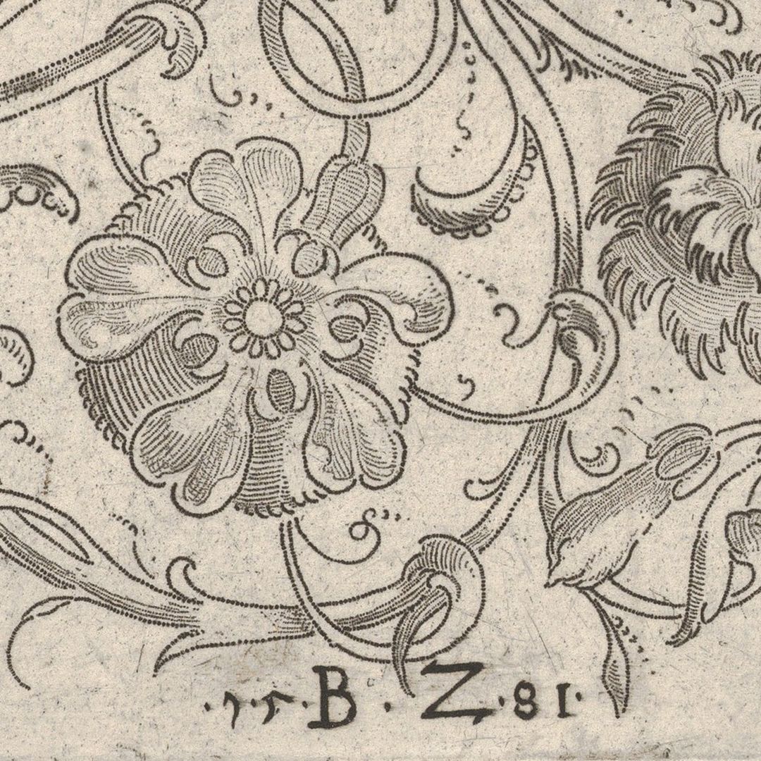 Quadratische Tafel mit pflanzlichem Rankenwerk, Blumen und Früchten Detailansicht mit Künstlermonogramm und Datierung