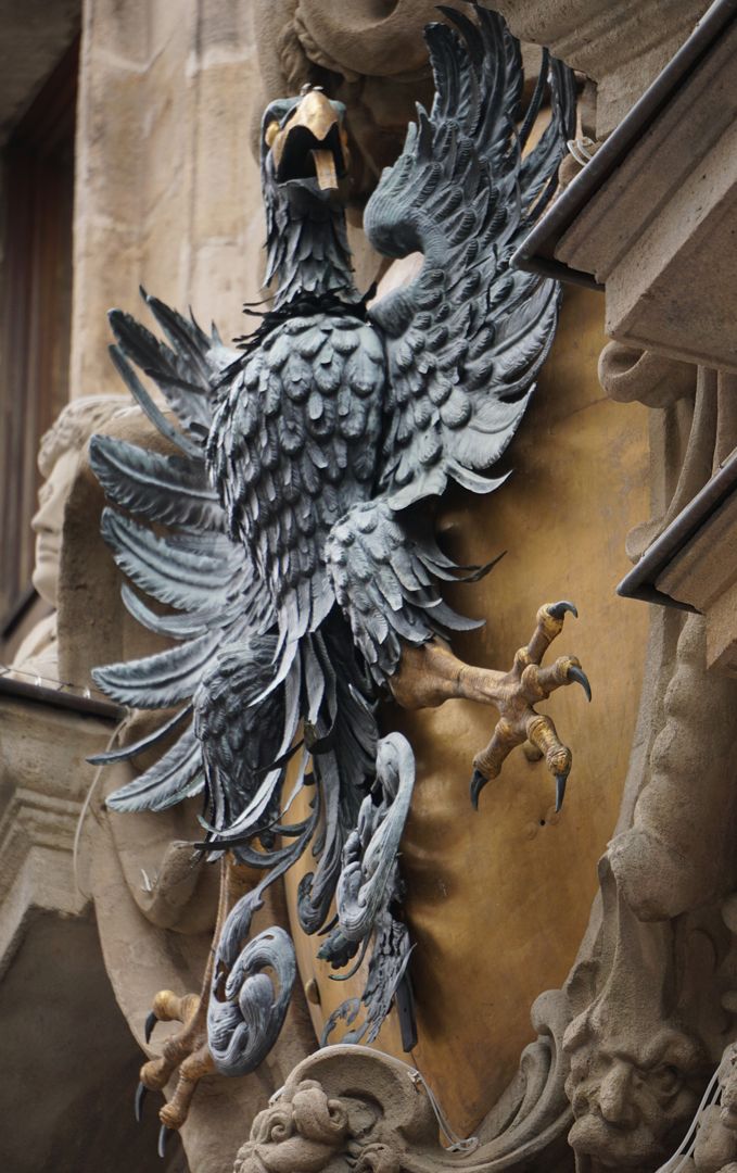 Reichsadler Adler mit ausgebreitetem Prachtfederkleid, Schrägansicht von unten