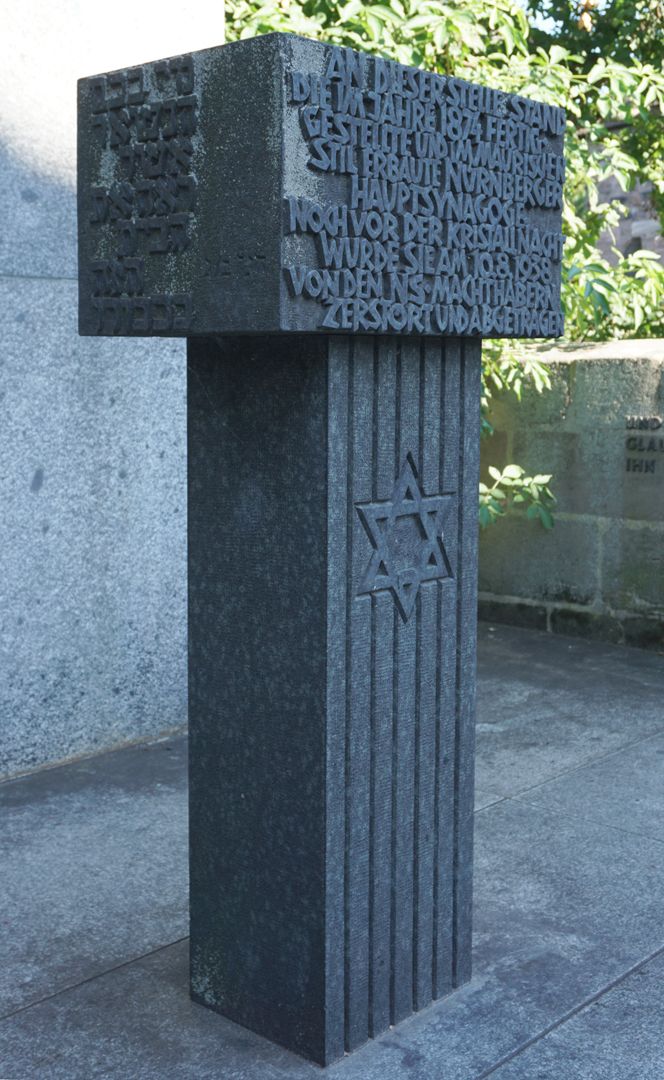 Stele des Synagogendenkmals Ansicht von Nordwest