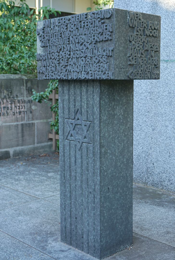 Stele des Synagogendenkmals Ansicht von Südwest