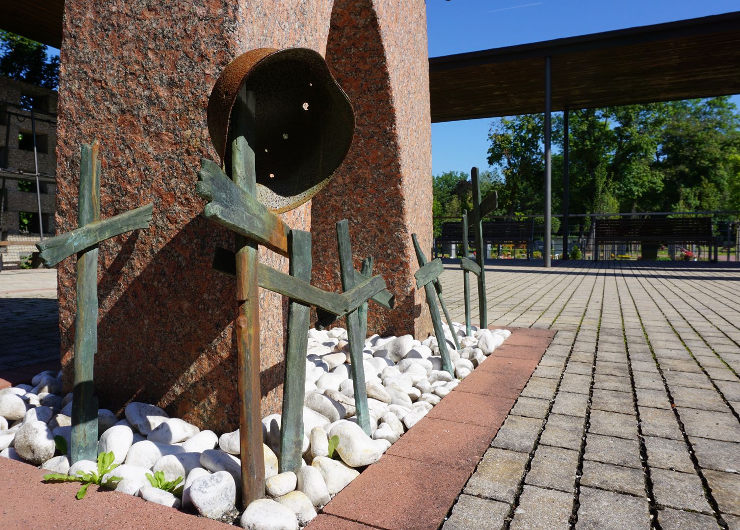 Mahnmal für Kriegsopfer Detailansicht mit durchlöcherten Stahlhelm aus dem Zweiten Weltkrieg