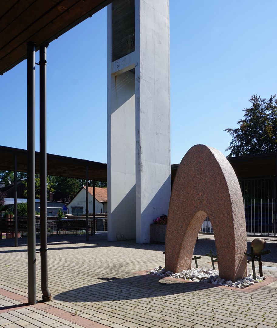 Mahnmal für Kriegsopfer Arkadenhof mit Campanile