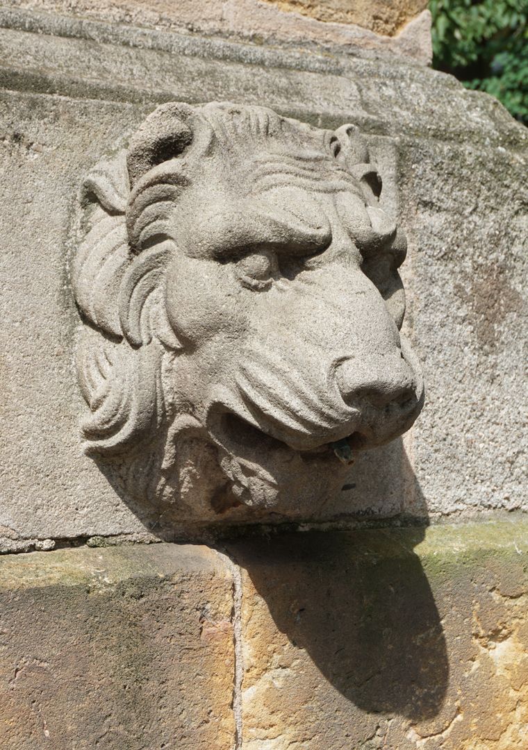 Pumpbrunnen Löwenkopf, seitliche Ansicht