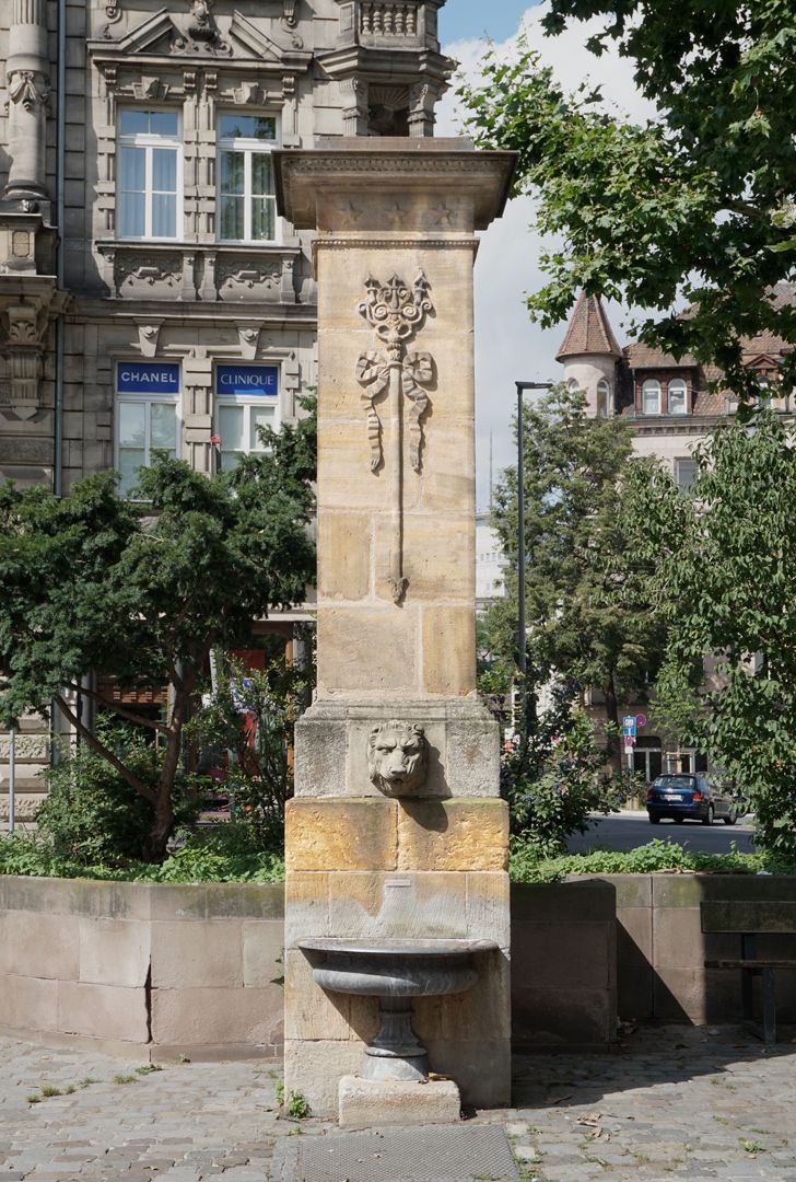 Pumpbrunnen Frontalansicht