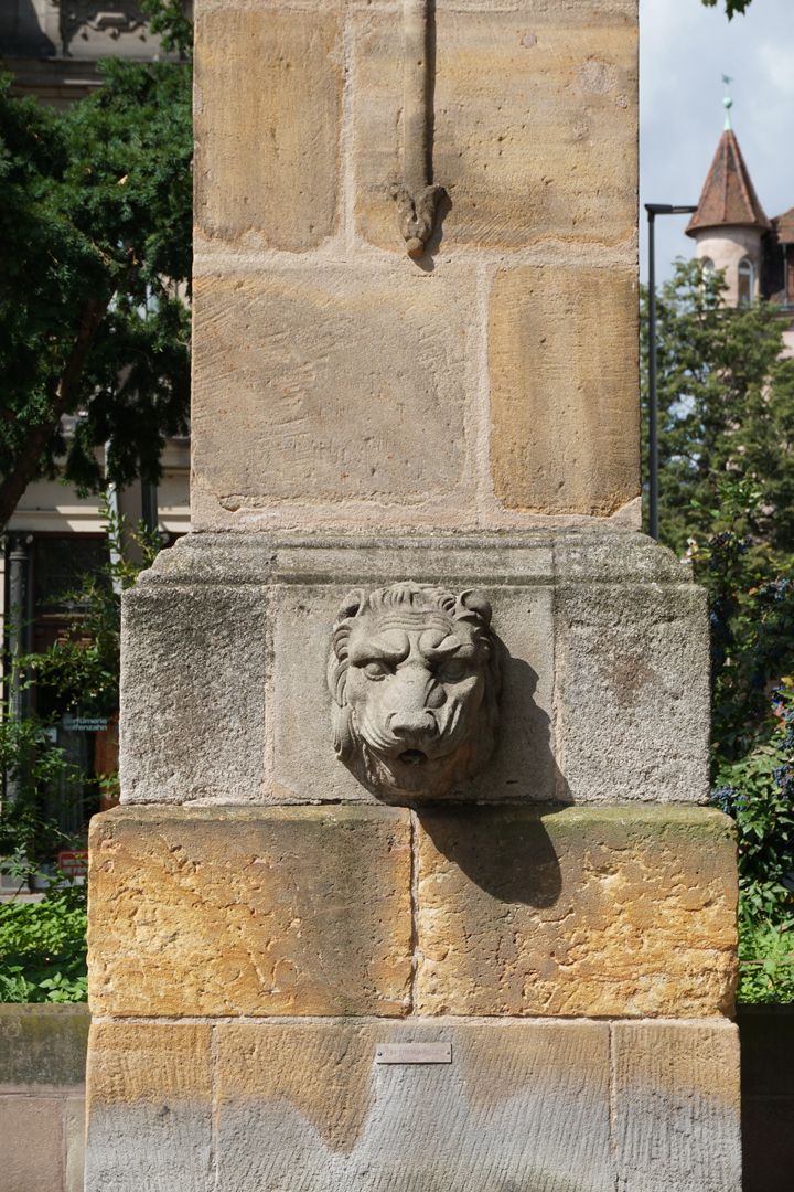 Pumpbrunnen Detailansicht, Sockelbereich und Brunnenstock