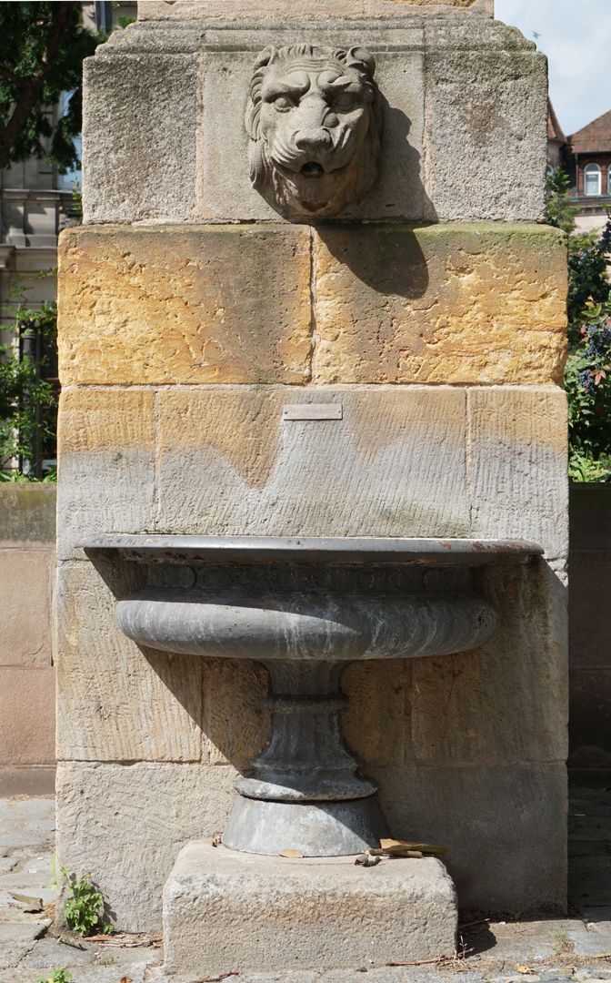 Pumpbrunnen Detailansicht mit Wasserbecken und Löwenkopf