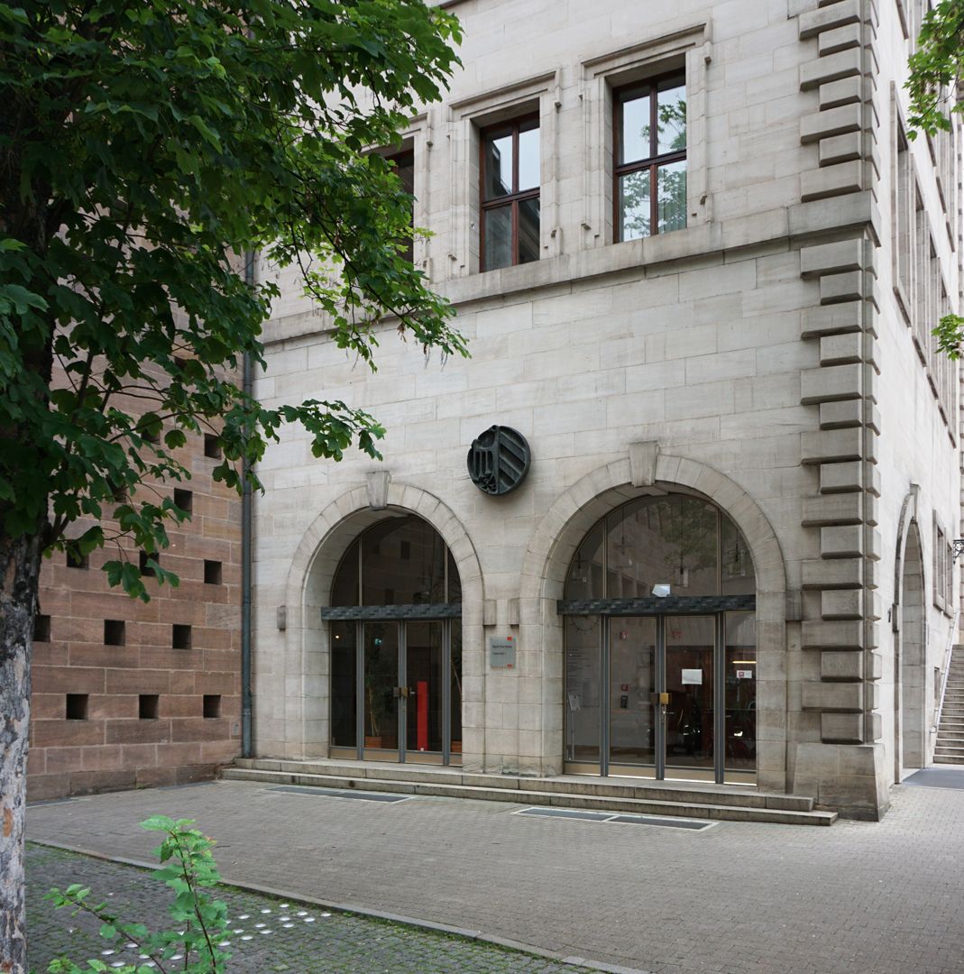 Kleines Stadtwappen am Fünferplatz Eingangssituation am Fünferplatz