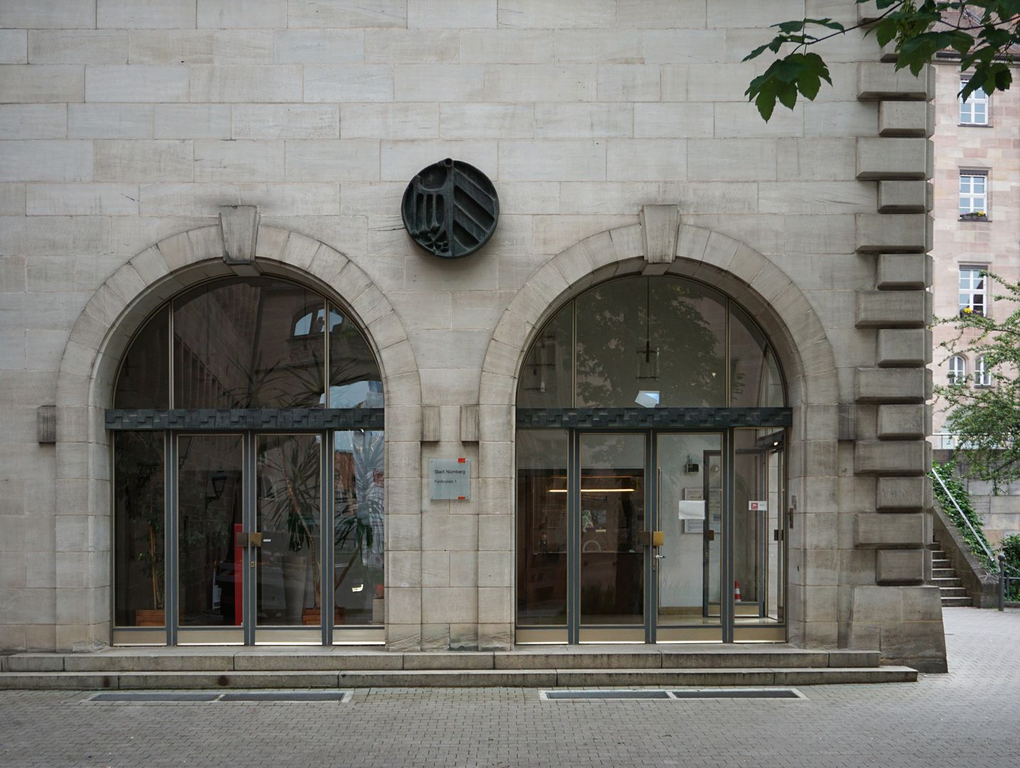 Kleines Stadtwappen am Fünferplatz Eingangssituation am Fünferplatz