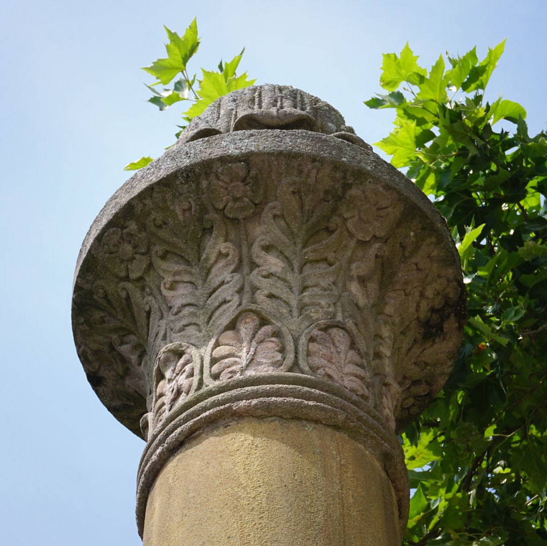 Pferdebrunnen Detailansicht mit ägyptisierenden Kapitell