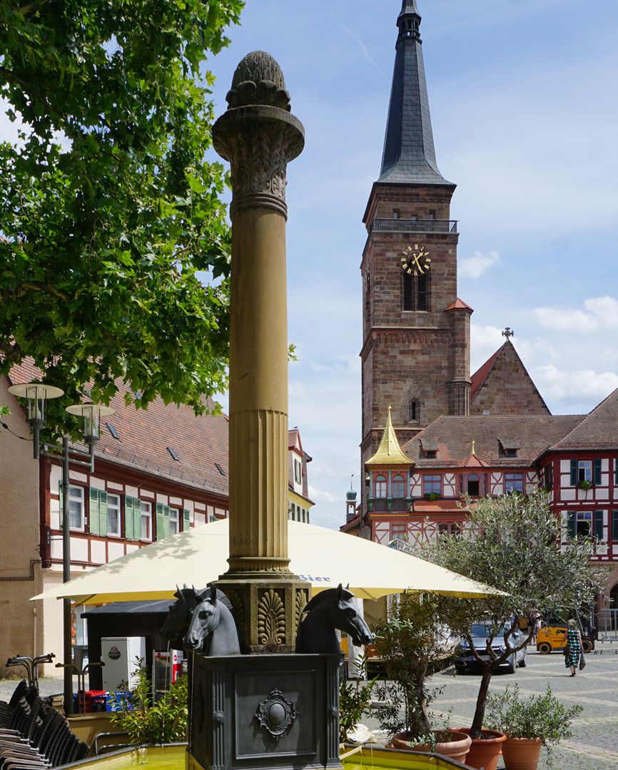 Pferdebrunnen Brunnensäule, Postament und Sockel mit Pferdeköpfen