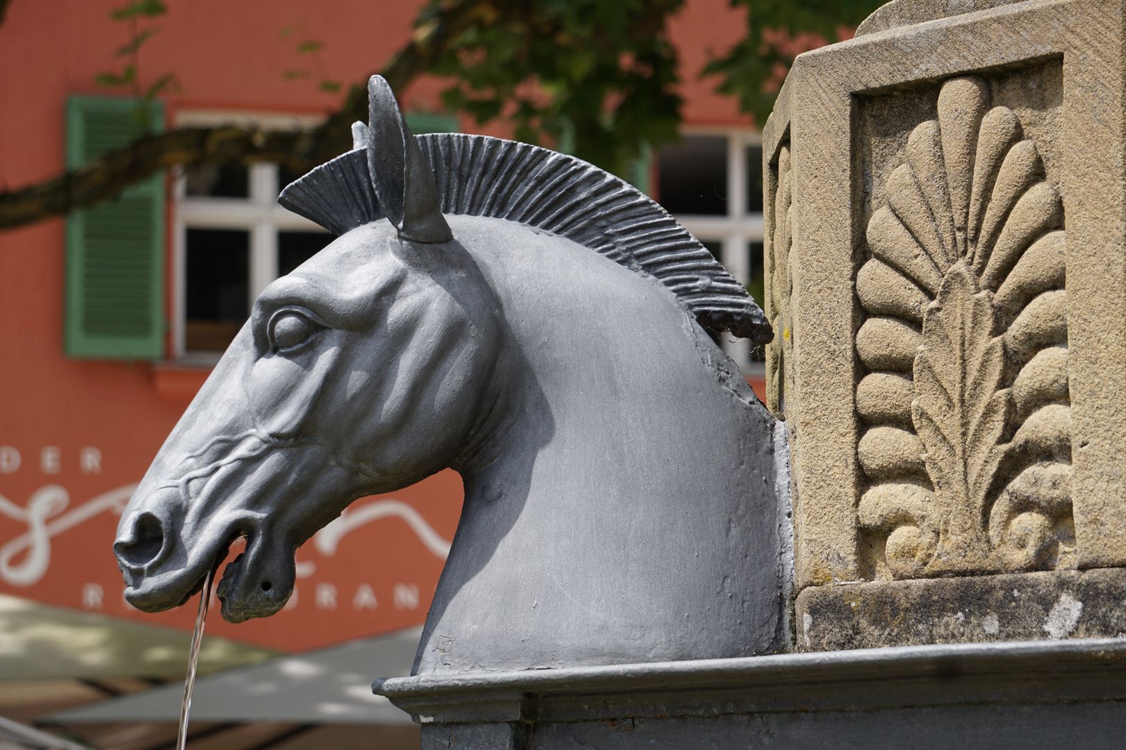 Pferdebrunnen Pferdekopf mit "griechischem Kamm"