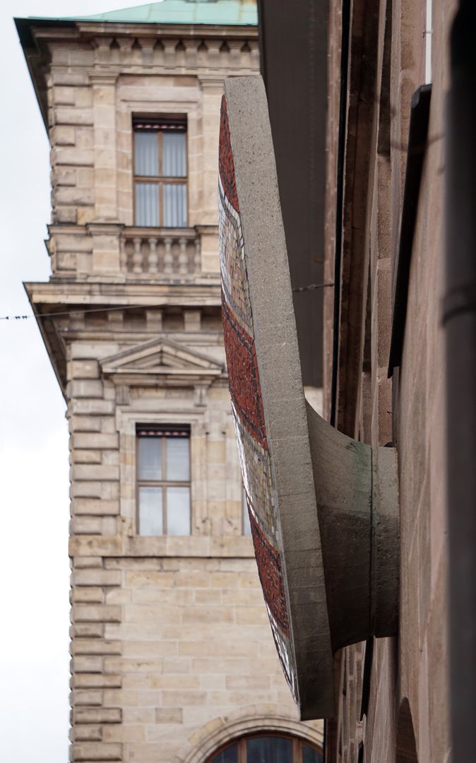 Kleines Stadtwappen Haltevorrichtung, seitliche Ansicht