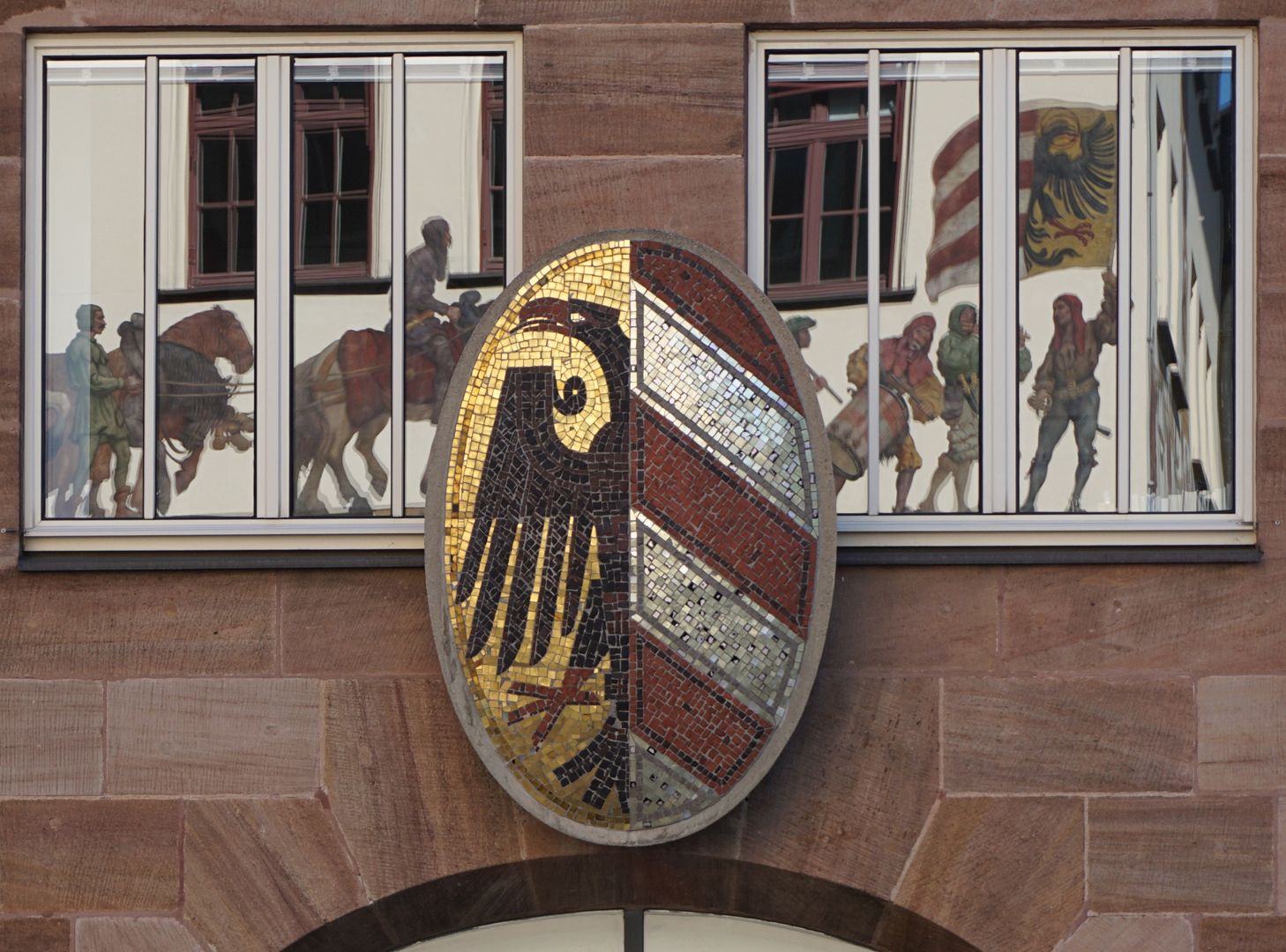 Kleines Stadtwappen Neues Rathaus, Westportal, Wappenmosaik mit Spiegelung des Kaufmannszuges der IHK