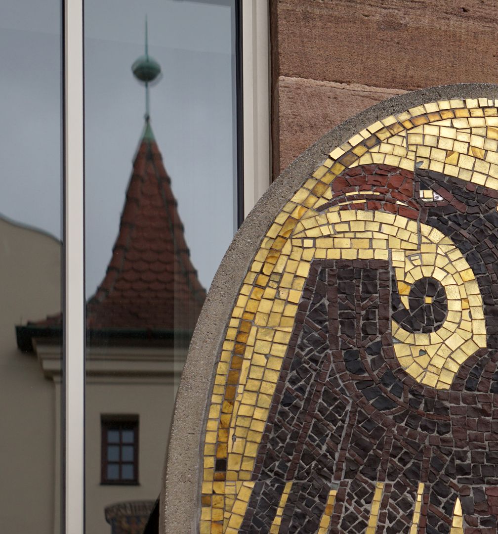 Kleines Stadtwappen Wappendetail mit Spiegelung des IHK-Gebäudes