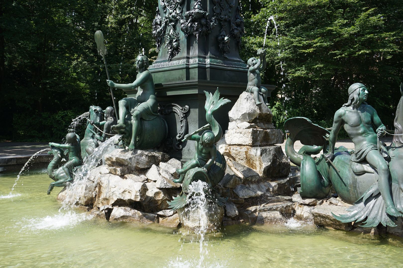 Neptunbrunnen Brunnenfiguren, Ansicht von Nordost