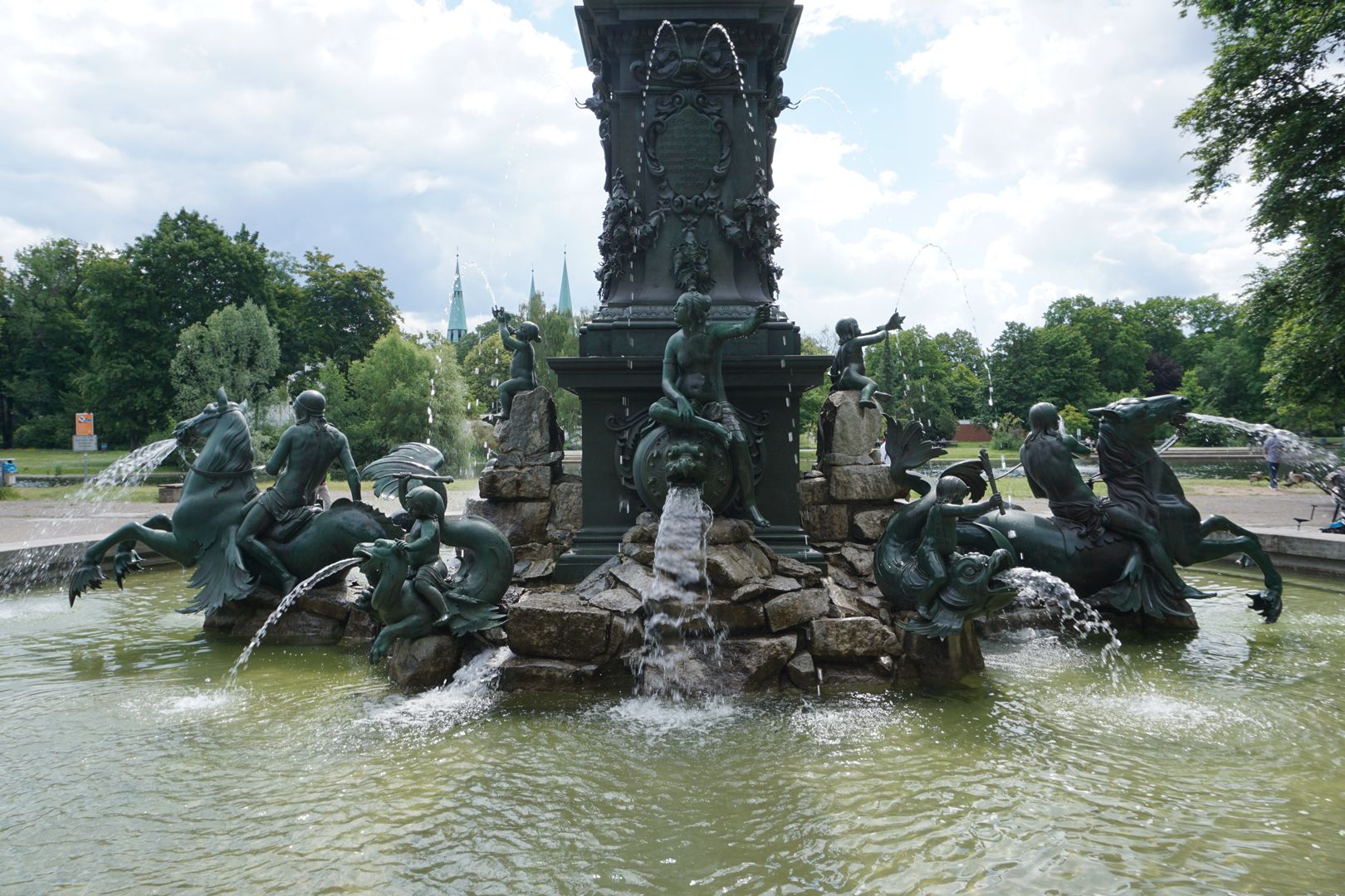 Neptunbrunnen Beckenfiguren und Brunnenschaft von Westen