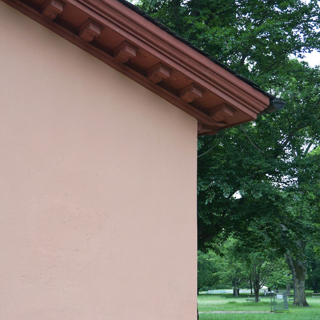 Apollo-Tempel Eingangsvorbau, Detail mit Dachschräge und Konsolgesims