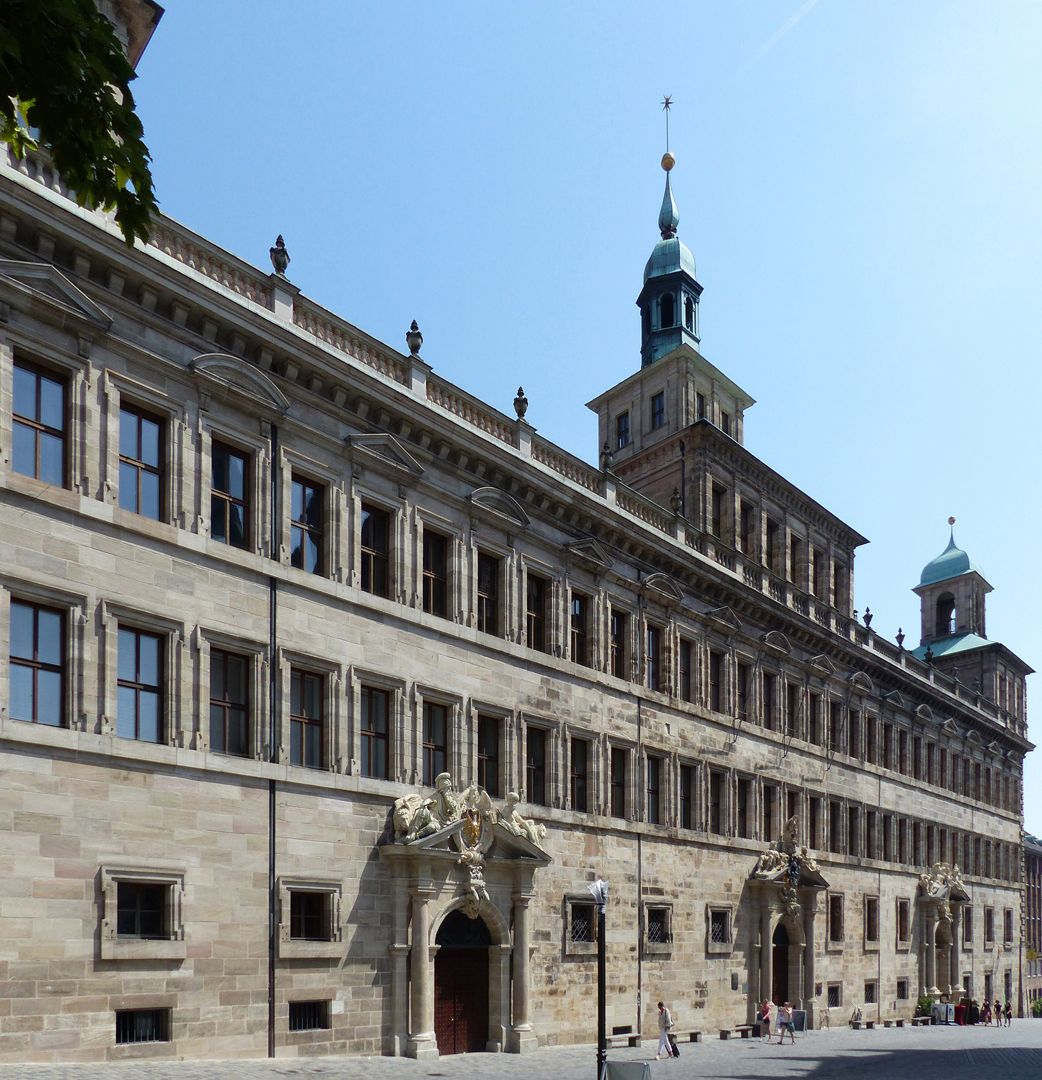 Mittelportal Rathaus, Fassadenflucht