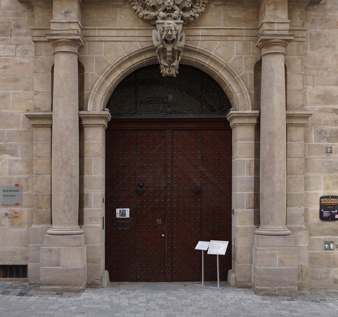Mittelportal Portalrahmung mit Toskanischen Säulen in Nischen