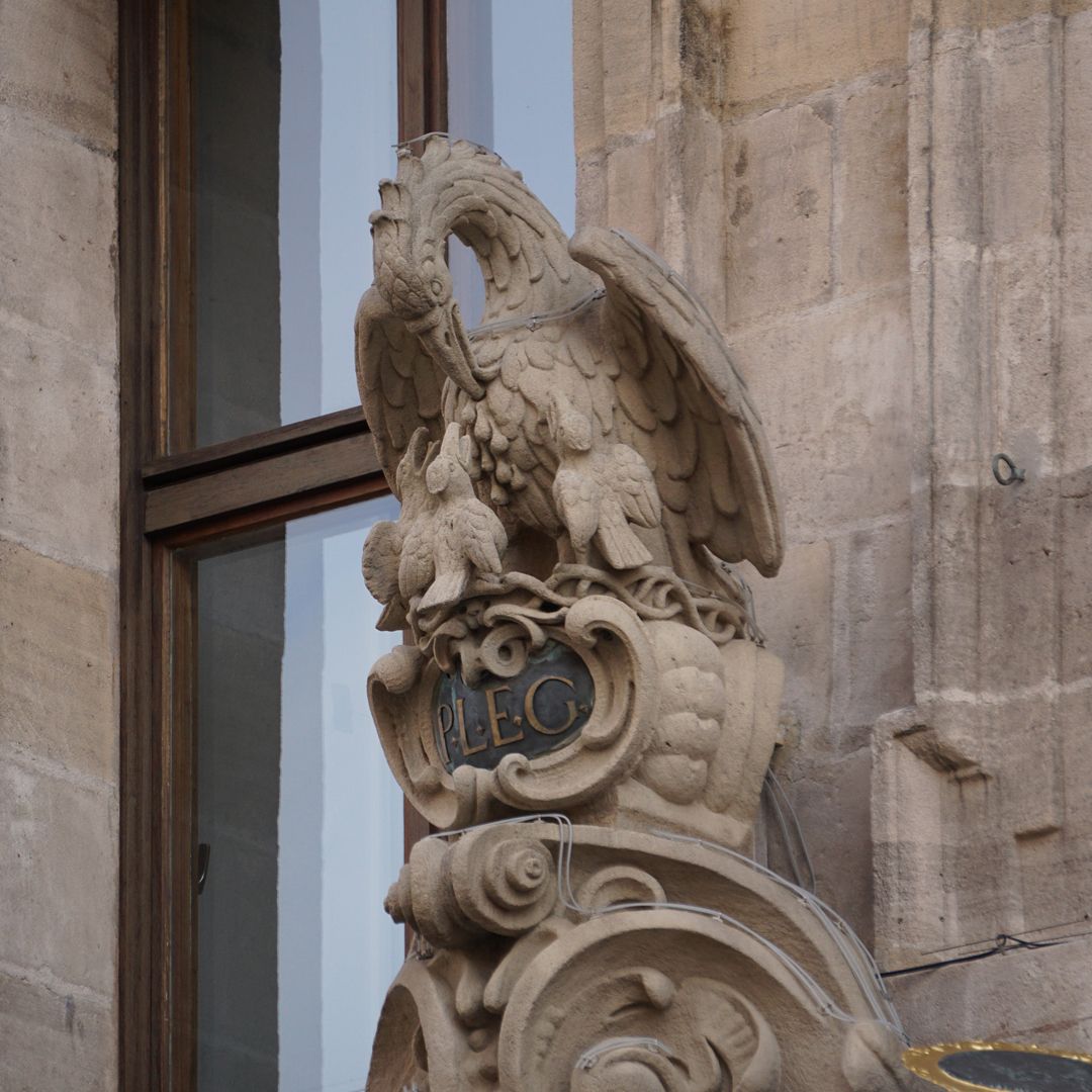 Mittelportal Bekrönender Pelikan mit Inschrift:"P.L.E.G." = Prudentia Legibus Et Gratia / mit Klugheit, Gerechtigkeit und Güte
