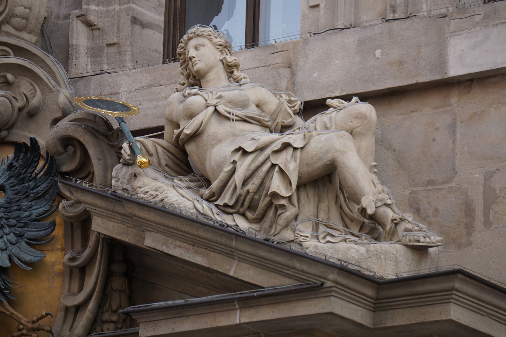 Mittelportal Prudentia mit Spiegel und Schlange, ursprünglich hielt Sie in ihrer linken Hand noch ein Büschel Cypressen (siehe: Das Rathaus in Nürnberg, Mummenhoff, S. 136)