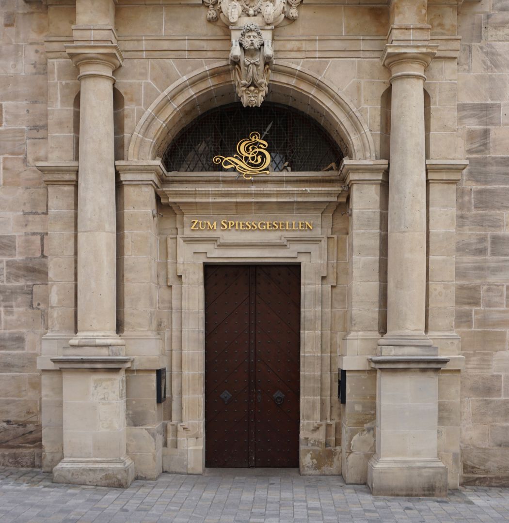 Südportal Portalrahmung mit Toskanischen Säulen in Nischen, hier mit deutlich angewachsenen Postamenten