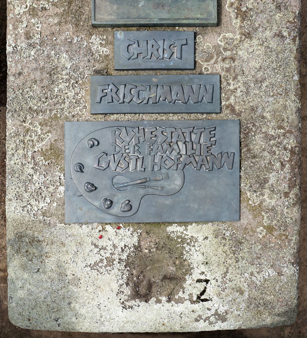 Ruhestaette der Familie Gustl Hofmann Grabstein mit der Nummer 672 / Bronzeplatten: Christ, Frischmann und Familie Gustl Hofmann