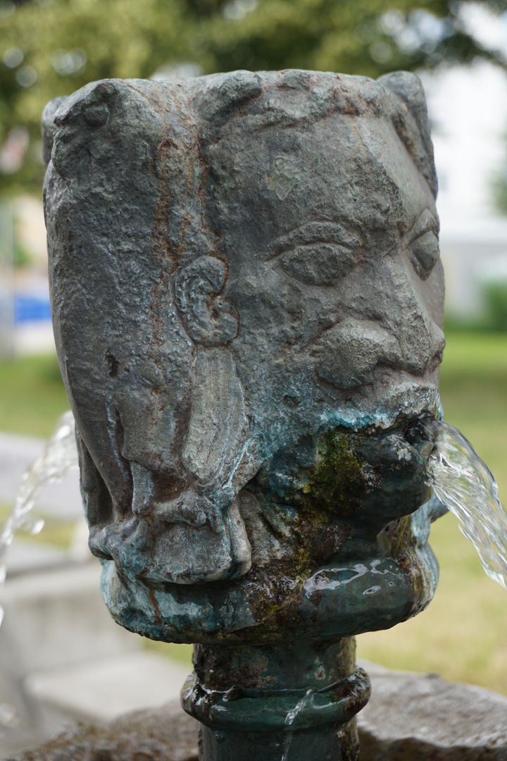 Trinkwasserbrunnen Tucher Bräu Adler und Gesicht der Nordseite