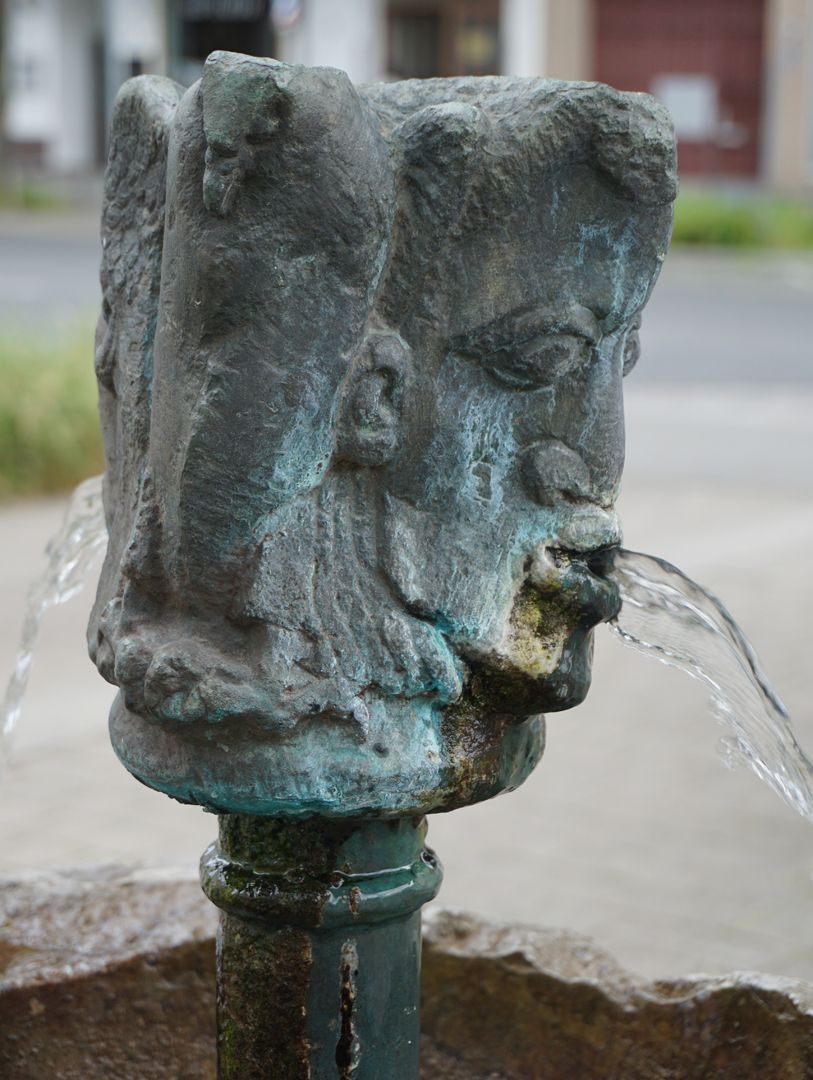 Trinkwasserbrunnen Tucher Bräu Adler und Gesicht der Südseite